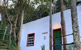 Chalé na floresta com varanda